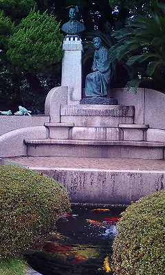 和夫・春子夫妻（一郎の両親）の銅像