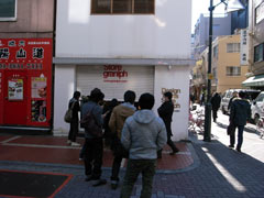 「Design Tshirts Store graniph」（グラニフ）の前には開店待ちの行列