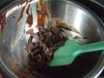ロッテのミルクチョコレートを1枚、粉々にして約50度のお湯で湯煎します。
