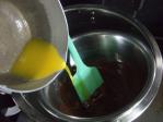 50mlのオレンジジュースを小鍋で沸騰させたら火を止めて、湯煎したチョコに混ぜます。