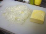 バターチキンカレーにバターを100gも使います。それと玉ねぎのみじん切りを1個分。本当は3個のレシピですがうっかり1個にしてしまいました。