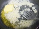 バターで玉ねぎのみじん切りを飴色に炒めます。