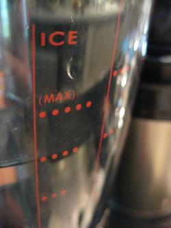 コーヒーメーカーでアイスコーヒーを！　水を入れます