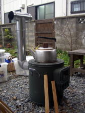 coume*cafe（コウメ･カフェ）の庭の薪ストーブ