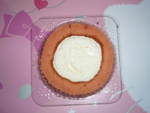 プレミアム苺とレアチーズのロールケーキ2