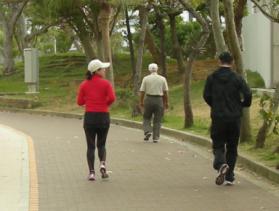 走る沖縄の人