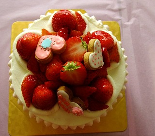 苺いっぱいキュートなバースデーケーキ