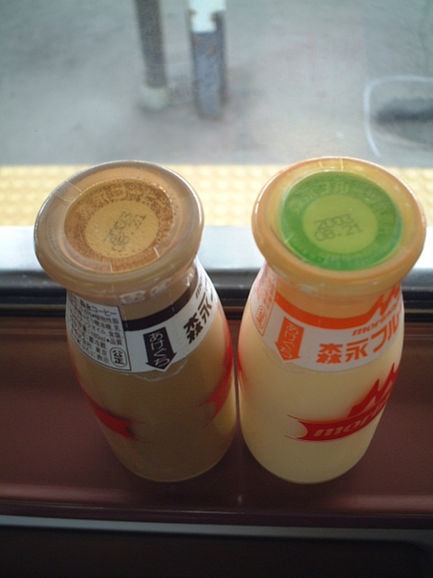 牛乳キャップ　保証フルーツ　コーヒー　森永乳業札幌工場