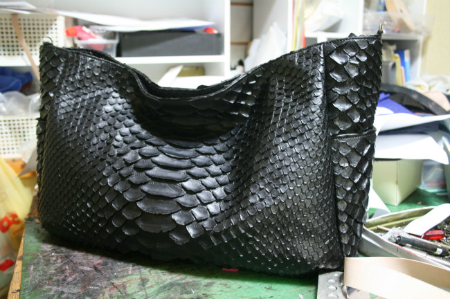 パイソン 大きいパイソンのバッグ 蛇革 黒 メンズ レディース | ☆革鞄