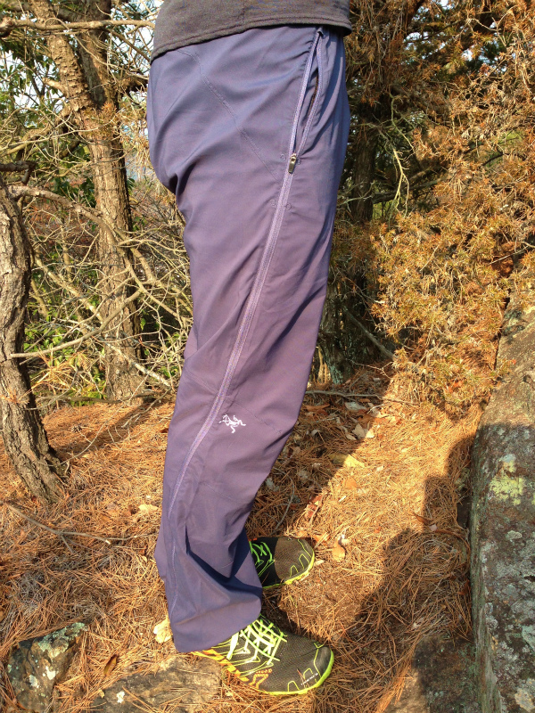 秋冬低山ハイキングやジョグからランニングに最適な薄手ロングパンツ