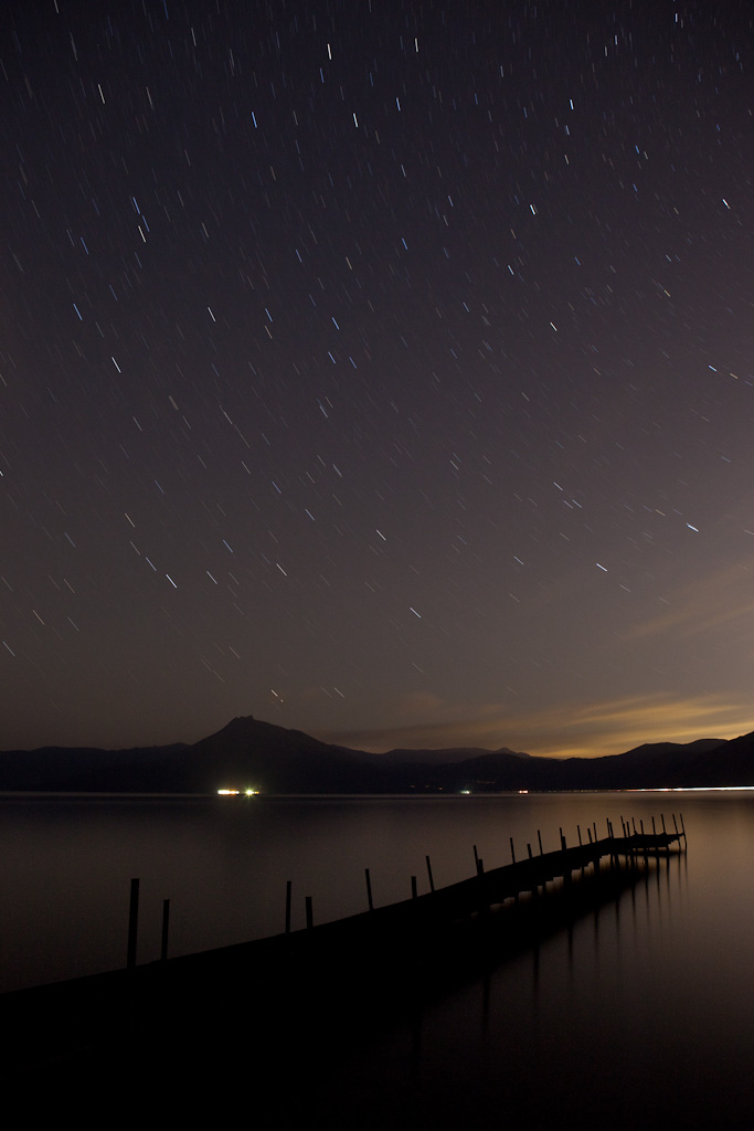 夜の支笏湖と星空