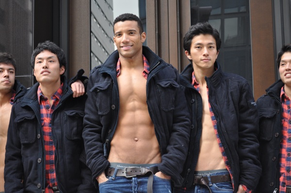 abercrombie_fitch_ginza_store_models_01-thumb-600x398-26243.jpg