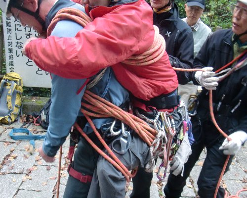 救助訓練ロープ背負い搬送