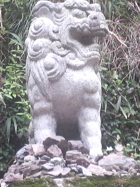 狛犬の足元に念のこもった石が･･･汗