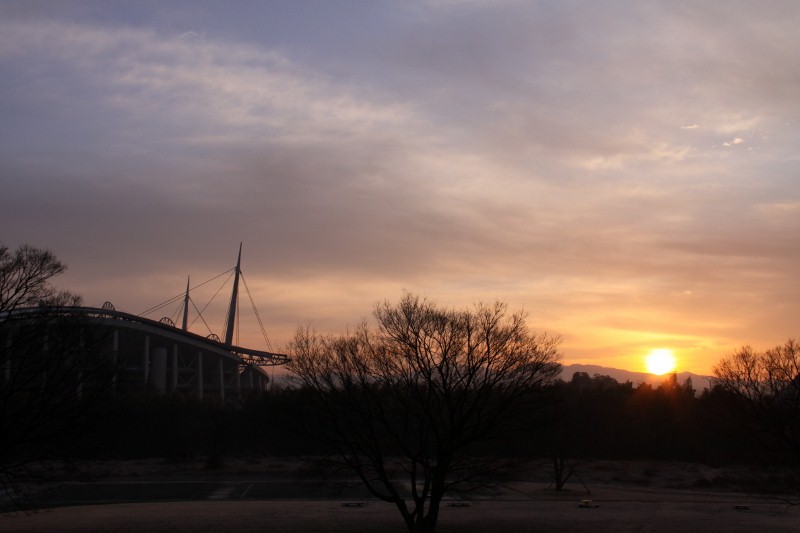 日の出と豊田スタジアム